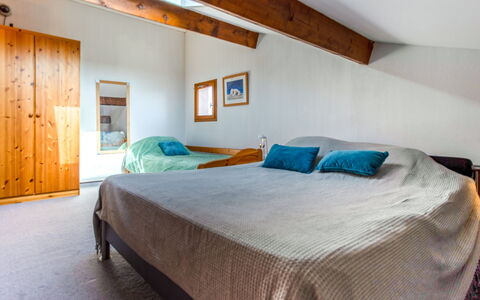 Belle Ile 1: Meubles, Propriété, Bâtiment, Confort, Bleu Azur, Bois, Cadre De Lit, Lit, Oreiller, Design Intérieur