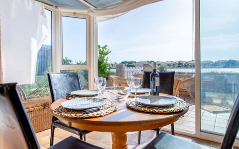 Belle Ile 1: Table, Propriété, Meubles, Bâtiment, Ciel, Bleu Azur, Fenêtre, Design Intérieur, Bois, Chaise
