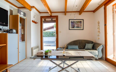 Belle Ile 1: Propriété, Meubles, Table, Bois, Design Intérieur, Éclairage, Architecture, Ombre, Sol, Sol