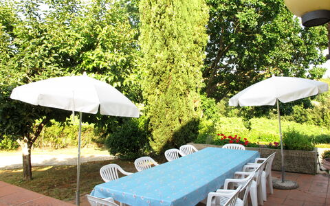Villa Magna + Dependance: Table, Ciel, Propriété, Meubles, Plante, Chaise, Bleu Azur, Ombre, Design Intérieur, Architecture
