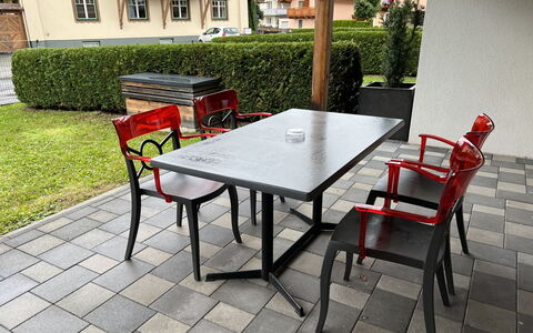 Appartement Ursula: Table, Plante, Meubles, Chaise, Tableau De Plein Air, Mobilier De Jardin, Bâtiment, Rectangle, Bois, Table Cuisine Et Salle A Manger