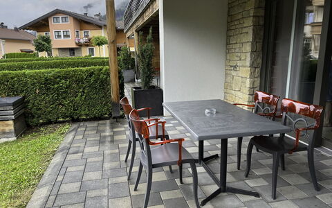 Appartement Ursula: Plante, Table, Meubles, Bâtiment, Chaise, Surface De La Route, Fenêtre, Tableau De Plein Air, Bois, Sol