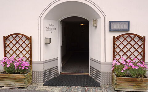 Mathon 500: Plante, Bâtiment, Porte, Fleur, Architecture, Fenêtre, Pot De Fleur, Immobilier, Teintes Et Ombres