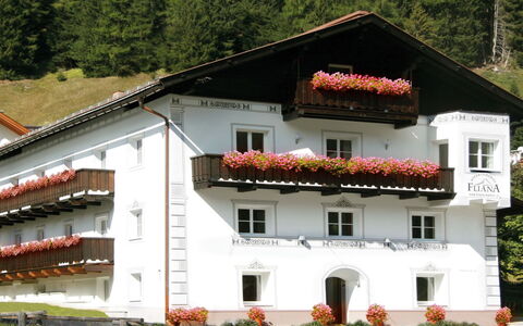 Mathon 500: Bâtiment, Plante, Fenêtre, Arbre, Fleur, Maison, Façade, Chalet, Toit, Loisir