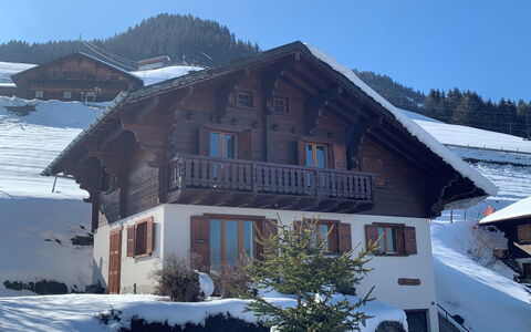 Chalet Seravalle: Bâtiment, Ciel, Neige, Plante, Propriété, Fenêtre, Maison, Arbre, Pente, Chalet