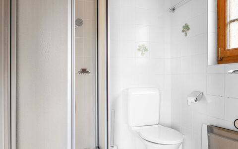 Chalet Seravalle: Bâtiment, Luminaire Plomberie, Siège De Toilette, Fenêtre, Porte, Salle De Bains, Toilette, Maison, Plomberie
