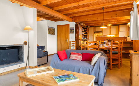 Chalet Seravalle: Table, Canapé, Meubles, Propriété, Confort, Bois, Salon, Éclairage, Canapé-Lit, Design Intérieur