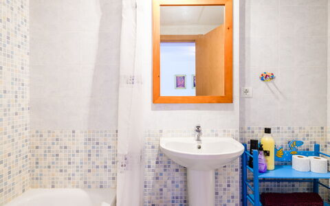 Las Dunas: Miroir, Robinet, Évier, Luminaire Plomberie, Lavabo, Propriété, Salle De Bains, Violet, Bleu, Design Intérieur