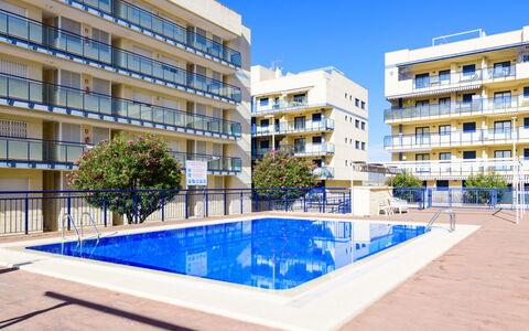 Las Dunas: Bâtiment, Ciel, Plante, Fenêtre, L'Eau, Bleu Azur, Piscine, Design Urbain, Bloc Tour, Condominium