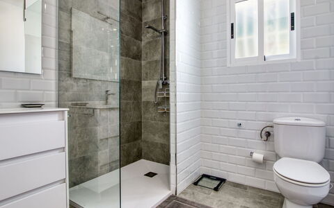 Bellvue: Propriété, Luminaire Plomberie, Bâtiment, Salle De Bains, Noir, Sol, Sol, Ligne, Mur