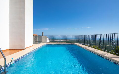 Bellvue: L'Eau, Ciel, Propriété, Piscine, Bleu Azur, Plante, Ombre, Rectangle, Bâtiment, Composite