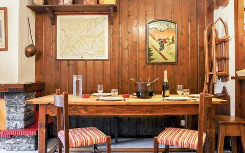 Chamonix - les Praz 100: Pièce, Meubles, Table, Salle À Manger, Design Intérieur, Table Cuisine Et Salle A Manger, Bâtiment, Bois, Maison, Tache De Bois