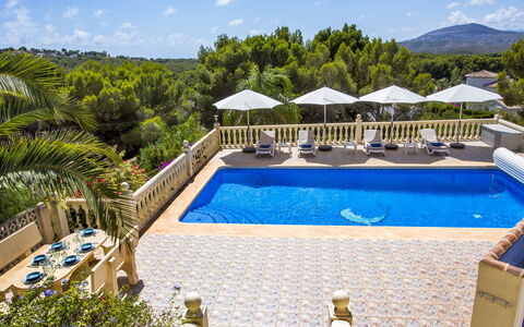 Villa la Tahona: L'Eau, Plante, Ciel, Propriété, Nuage, Piscine, Bleu Azur, Arbre, Ombre, Mobilier De Jardin