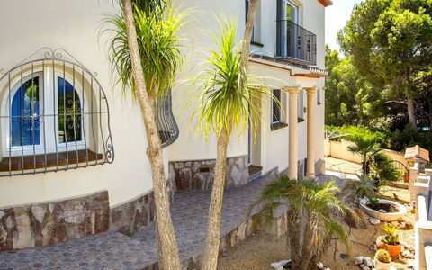 Villa la Tahona: Plante, Bâtiment, Fenêtre, Arbre, Architecture, Arecales, Jaune, Maison, Zone Résidentielle, Quartier