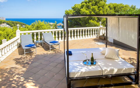 Villa la Tahona: Ciel, L'Eau, Bâtiment, Meubles, Bleu Azur, Chaise, Arbre, Nuage, Mobilier De Jardin, Ombre