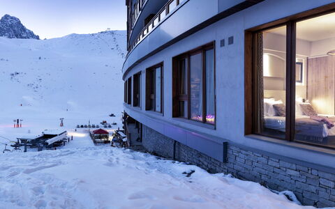 Tignes 660: Bâtiment, Neige, Ciel, Fenêtre, Pente, Maison, Gelé, Façade, Calotte Glaciaire, Montagne