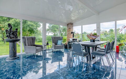 Country House Premium: Table, Plante, Meubles, Propriété, L'Eau, Chaise, Pot De Fleur, Mobilier De Jardin, Design Intérieur, Ombre