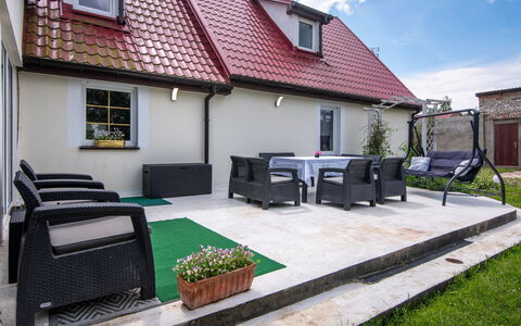 Country House Premium: Plante, Bâtiment, Propriété, Nuage, Fenêtre, Ciel, Surface De La Route, Ombre, Table, Porte