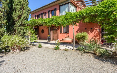 Villa Pancole: Plante, Fenêtre, Bâtiment, Ciel, Lot Terre, Paysage, Zone Résidentielle, Façade, Immobilier, Chalet