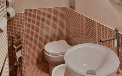 La Quiete: Marron, Luminaire Plomberie, Robinet, Lavabo, Propriété, Évier, Salle De Bains, Vaisselle, Design Intérieur, Violet