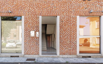 Magia & Miracoli Suite Apartments: Fenêtre, Bâtiment, Porte, Bois, Brickwork, Orange, Architecture, Design Intérieur, Surface De La Route, Brique