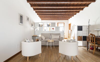Uriel Suite Apartment: Meubles, Propriété, Table, Bois, Cadre, Chaise, Design Intérieur, Salon, Architecture, Sol