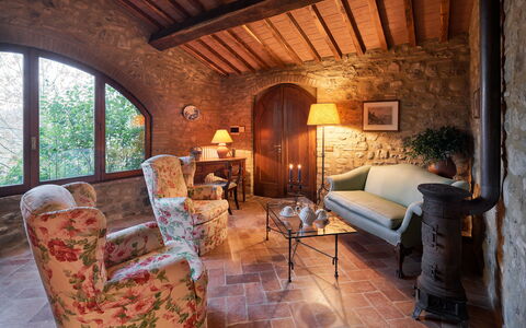Borgo Al Castello: Meubles, Bâtiment, Canapé, Table, Design Intérieur, Salon, Bois, Sol, Sol, Cadre
