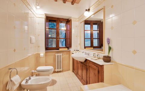 Borgo Al Castello: Baignoire, Propriété, Luminaire Plomberie, Évier, Robinet, Salle De Bains, Fenêtre, Design Intérieur, Architecture, Bois