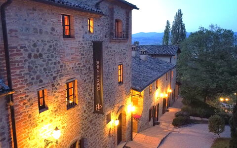 Borgo Al Castello: Ciel, Fenêtre, Bâtiment, Plante, Arbre, Maison, Crépuscule, Façade, Paysage, Ville