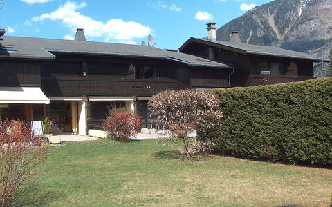 Le Pramouny: Nuage, Plante, Ciel, Bâtiment, Fenêtre, Lot Terre, Montagne, Ombre, Herbe, Maison