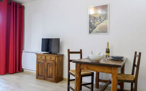 Le Pramouny: Meubles, Pièce, Propriété, Design Intérieur, Sol, Table, Mur, Bâtiment, Maison, Salle À Manger