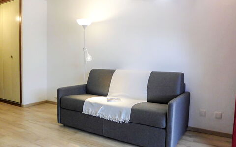 Le Pramouny: Meubles, Pièce, Canapé, Propriété, Sol, Canapé-Lit, Design Intérieur, Mur, Éclairage, Salon