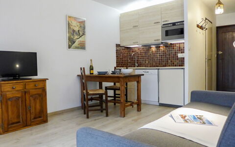 Le Pramouny: Table, Propriété, Cabinetry, Bâtiment, Cadre, Bois, Commode, Tiroir, Éclairage, Chaise
