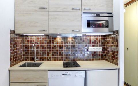 Le Pramouny: Comptoir, Pièce, Propriété, Cuisine, Tuile, Cabinetry, Meubles, Principaux Appliance, Cuisinière, Design Intérieur