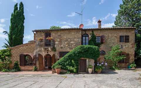 Villa Pania: Ciel, Plante, Nuage, Bâtiment, Fenêtre, Arbre, Maison, Chalet, Porte, Herbe