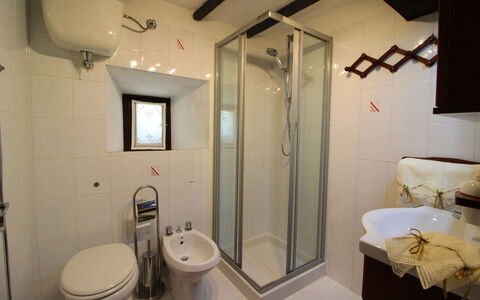 La Casa nel Borgo: Luminaire Plomberie, Miroir, Propriété, Robinet, Salle De Bains, Évier, Tete De Douche, Violet, Design Intérieur