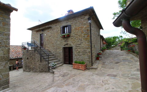 La Casa nel Borgo: Ciel, Plante, Propriété, Fenêtre, Bâtiment, Arbre, Maison, Chalet, Porte, Nuage