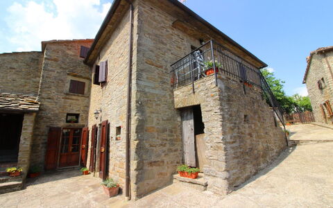 La Casa nel Borgo: Ciel, Propriété, Fenêtre, Plante, Nuage, Bâtiment, Porte, Maison, Zone Rurale, Façade