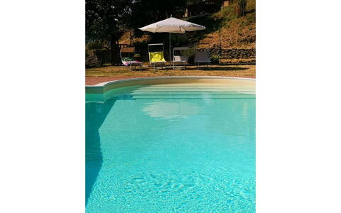 La Casa nel Borgo: L'Eau, Bleu Azur, Rectangle, Parapluie, Piscine, Bâtiment, Ombre, Mobilier De Jardin, Loisir, Teintes Et Ombres