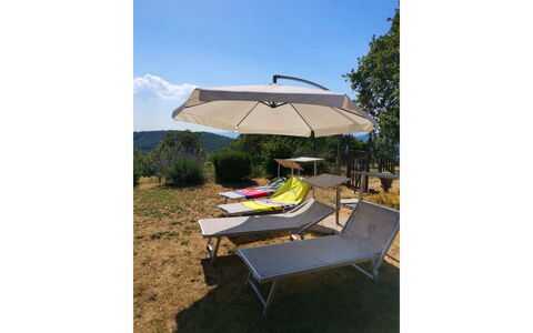 La Casa nel Borgo: Ciel, Parapluie, Ombre, Mobilier De Jardin, Balancelle, Tableau De Plein Air, Plante, Teintes Et Ombres, Arbre