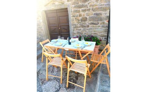 La Casa nel Borgo: Table, Propriété, Tableau De Plein Air, Chaise, Bleu Azur, Rectangle, Mobilier De Jardin, Bois, Table Cuisine Et Salle A Manger, Bâtiment