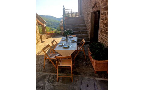 La Casa nel Borgo: Propriété, Bâtiment, Table, Plante, Bois, Fenêtre, Mobilier De Jardin, Immobilier, Chaise, Tableau De Plein Air