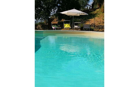 La Casa nel Borgo: L'Eau, Piscine, Parapluie, Bleu Azur, Arbre, Ombre, Rectangle, Plante, Mobilier De Jardin, Aqua