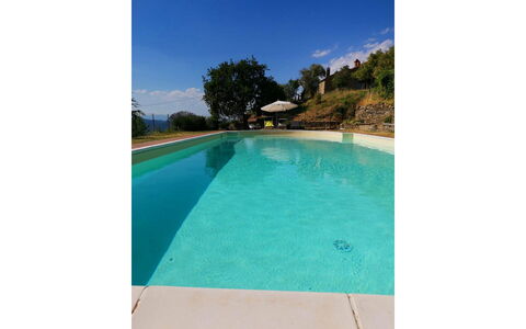 La Casa nel Borgo: L'Eau, Ciel, Piscine, Arbre, Plante, Rectangle, Paysage Naturel, Ombre, Herbe, Table
