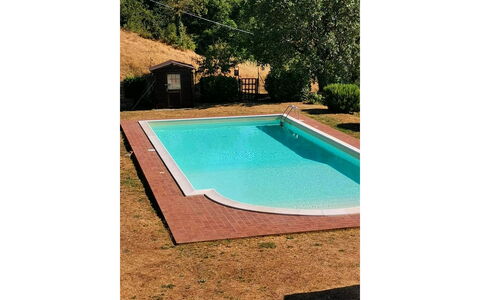 La Casa nel Borgo: L'Eau, Meubles, Piscine, Bâtiment, Table, Ombre, Mobilier De Jardin, Rectangle, Arbre, Bois