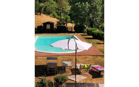 La Casa nel Borgo: Plante, Parapluie, Propriété, Arbre, Ombre, L'Eau, Mobilier De Jardin, Rectangle, Paysage Naturel, Maison