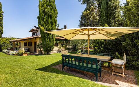 Podere La Torre: Plante, Table, Ciel, Meubles, Arbre, Extérieur Banc, Ombre, Mobilier De Jardin, Tableau De Plein Air, Lot Terre