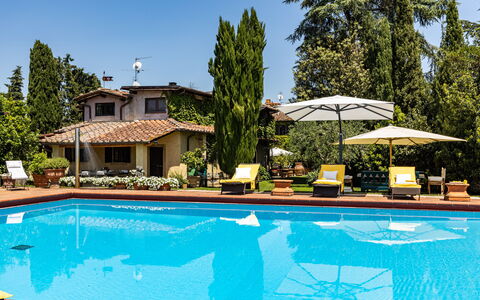 Podere La Torre: L'Eau, Plante, Propriété, Ciel, Meubles, Bâtiment, Piscine, Arbre, Chaise, Bleu Azur