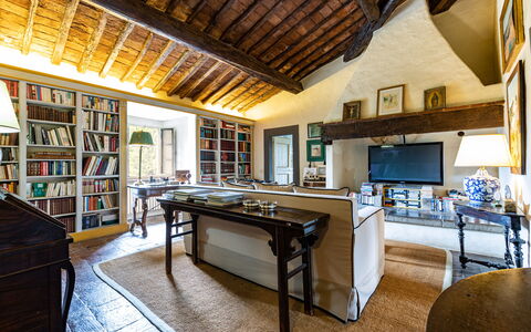Podere La Torre: Propriété, Meubles, Table, Bâtiment, Bois, Architecture, Maison, Sol, Design Intérieur, Salon