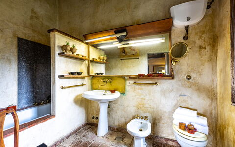 Podere La Torre: Miroir, Robinet, Luminaire Plomberie, Propriété, Évier, Lavabo, Salle De Bains, Bois, Design Intérieur, Architecture